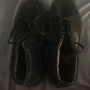 They don’t fit me anymore side is 9 color is black